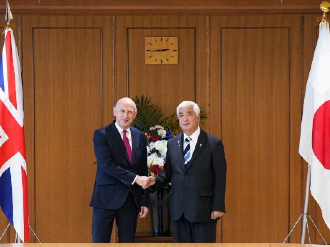 日本防衛大臣中谷元（右），與到訪的英國國防大臣賀理安（左）舉行會談。（法新社）