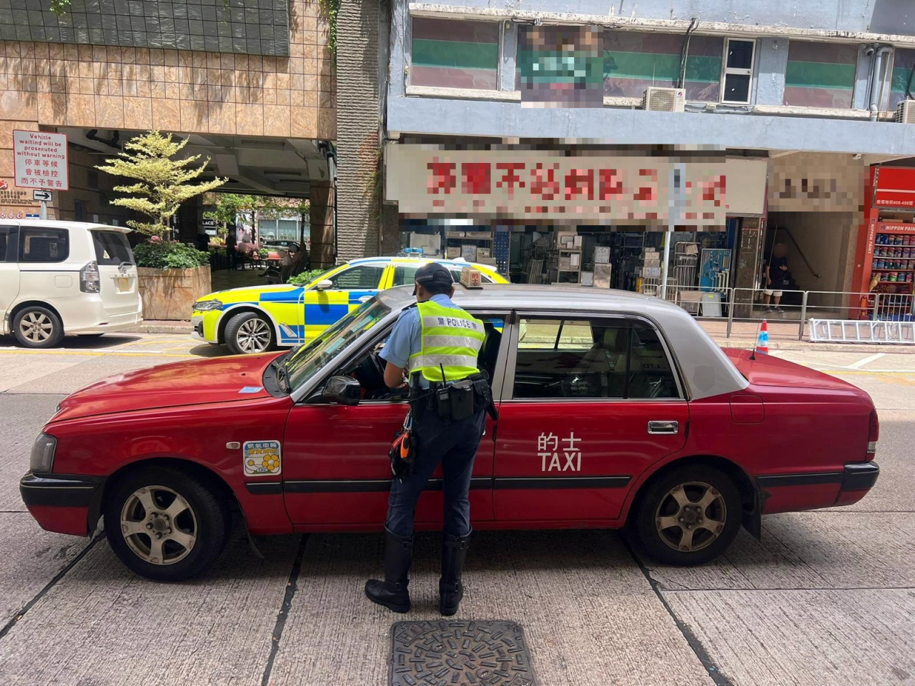 涉案的士被扣留檢驗。（警方提供圖片）