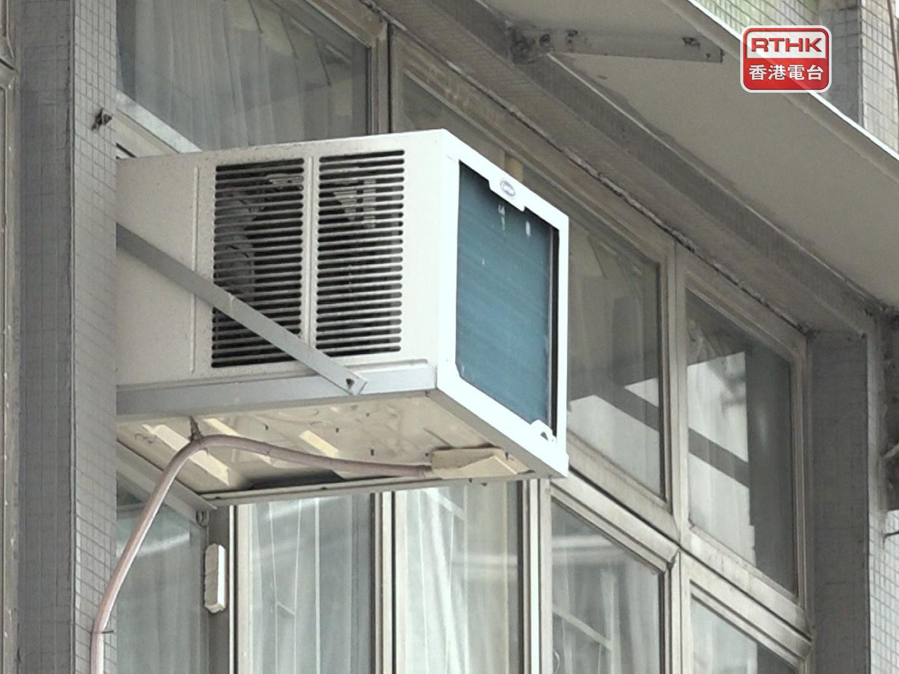 食環署今年起主動打擊約300個冷氣機滴水黑點。（港台圖片）