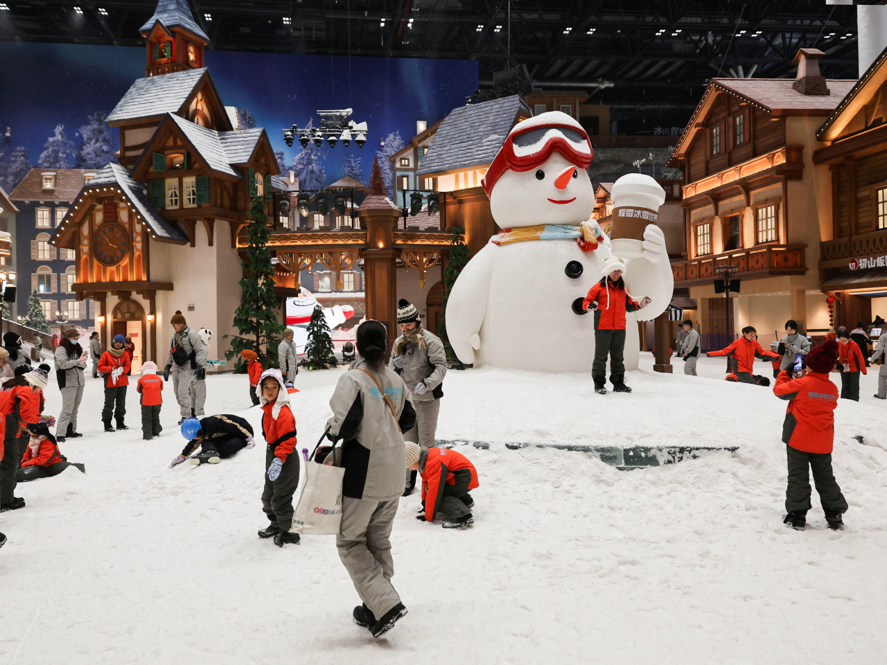 People find cool relief at the Shanghai skiing resort amid an orange alert for heat. Photo: Reuters