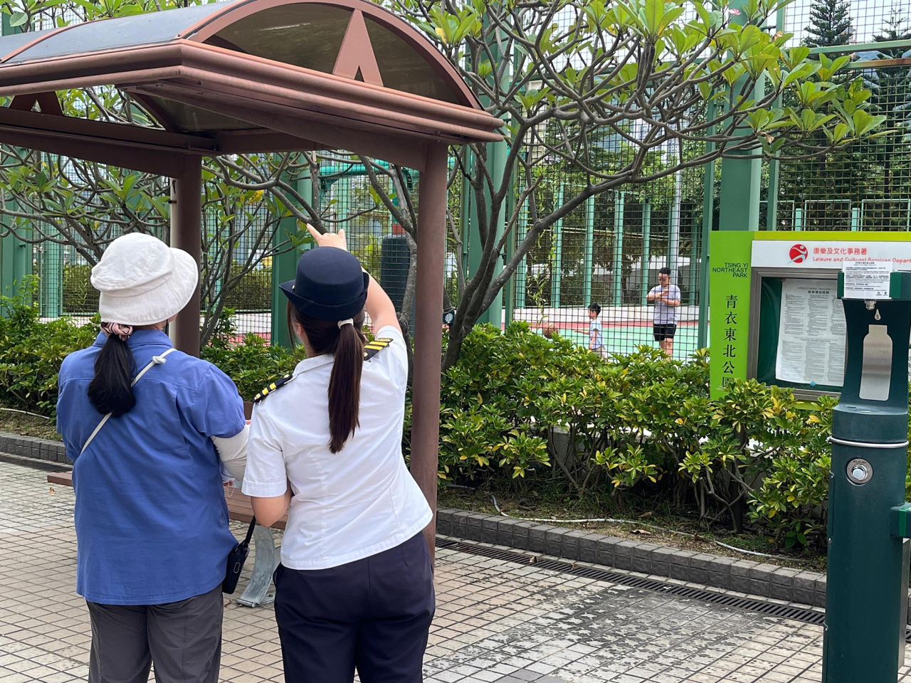 食環署人員巡視青衣北一公園，向一名場地負責人提供防控蚊患建議。（政府新聞處）