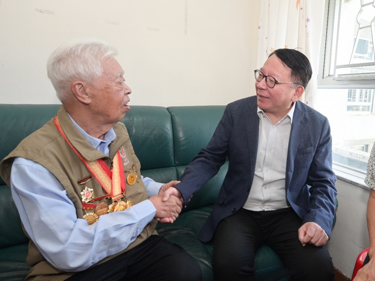 陳國基（右）與老兵交談。（政府新聞處）