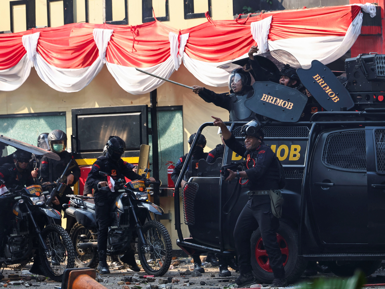 Indonesian police called on protesters to stop throwing objects and go home. Photo: Reuters