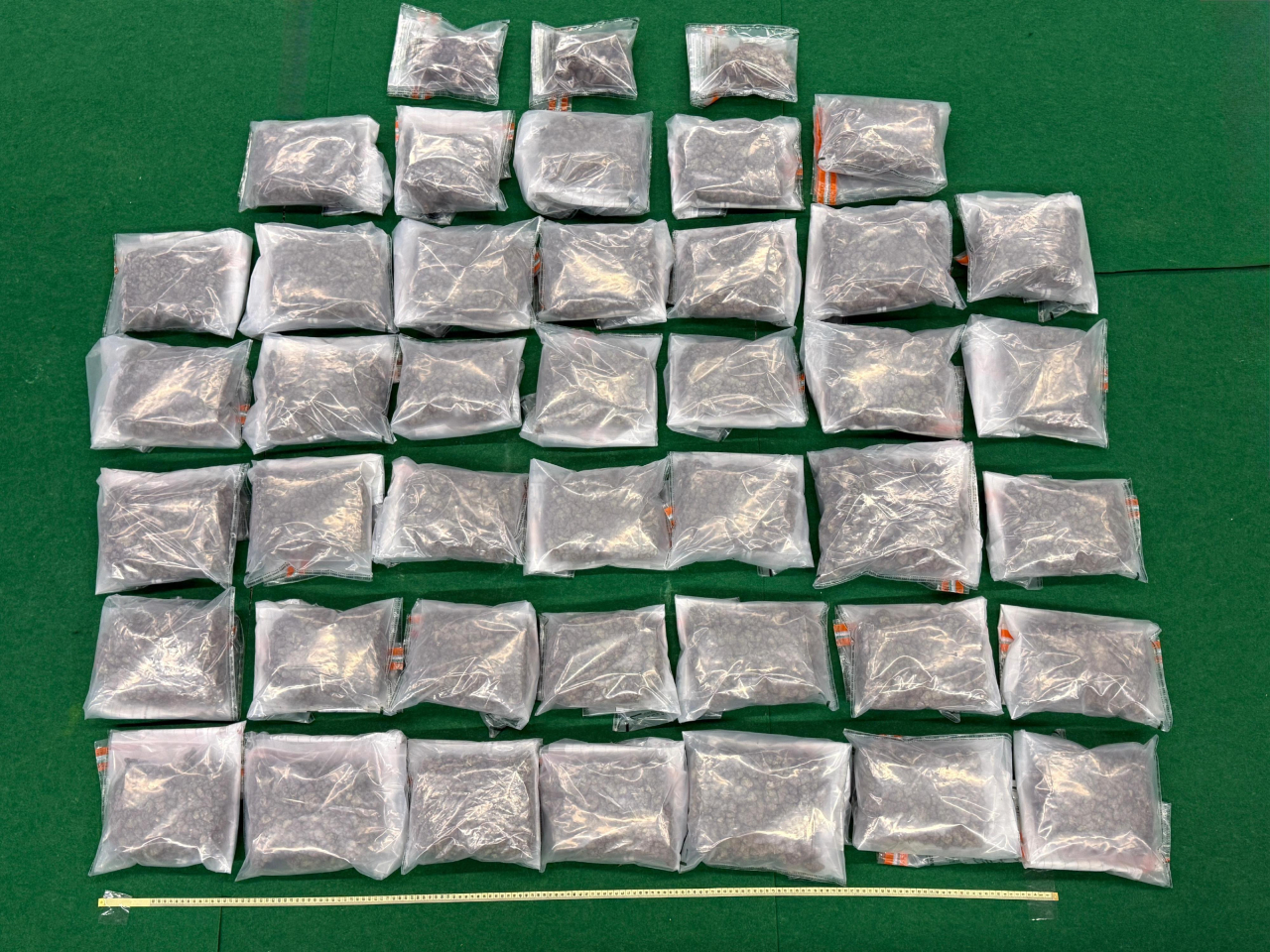 海關在機場偵破兩宗旅客販運毒品的案件，共檢獲超過30公斤懷疑大麻花。（政府新聞處）