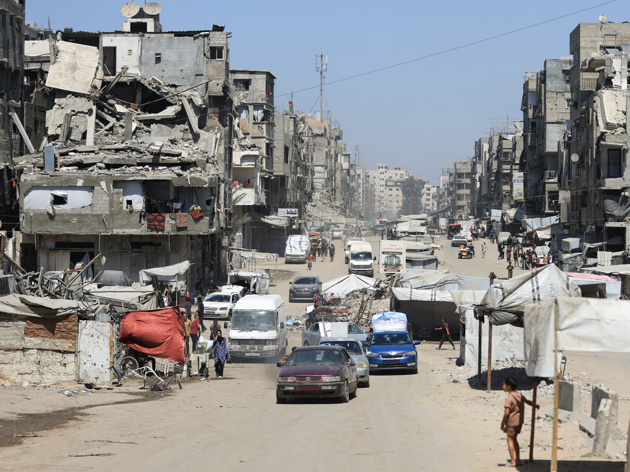 Displaced Palestinians make their way as they flee from one area to another within Gaza City, amid an Israeli military operation. Photo: Reuters