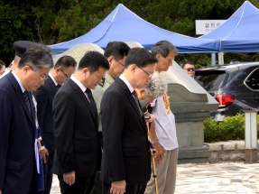 李家超於西貢斬竹灣抗日英烈紀念碑園典禮向英烈致敬