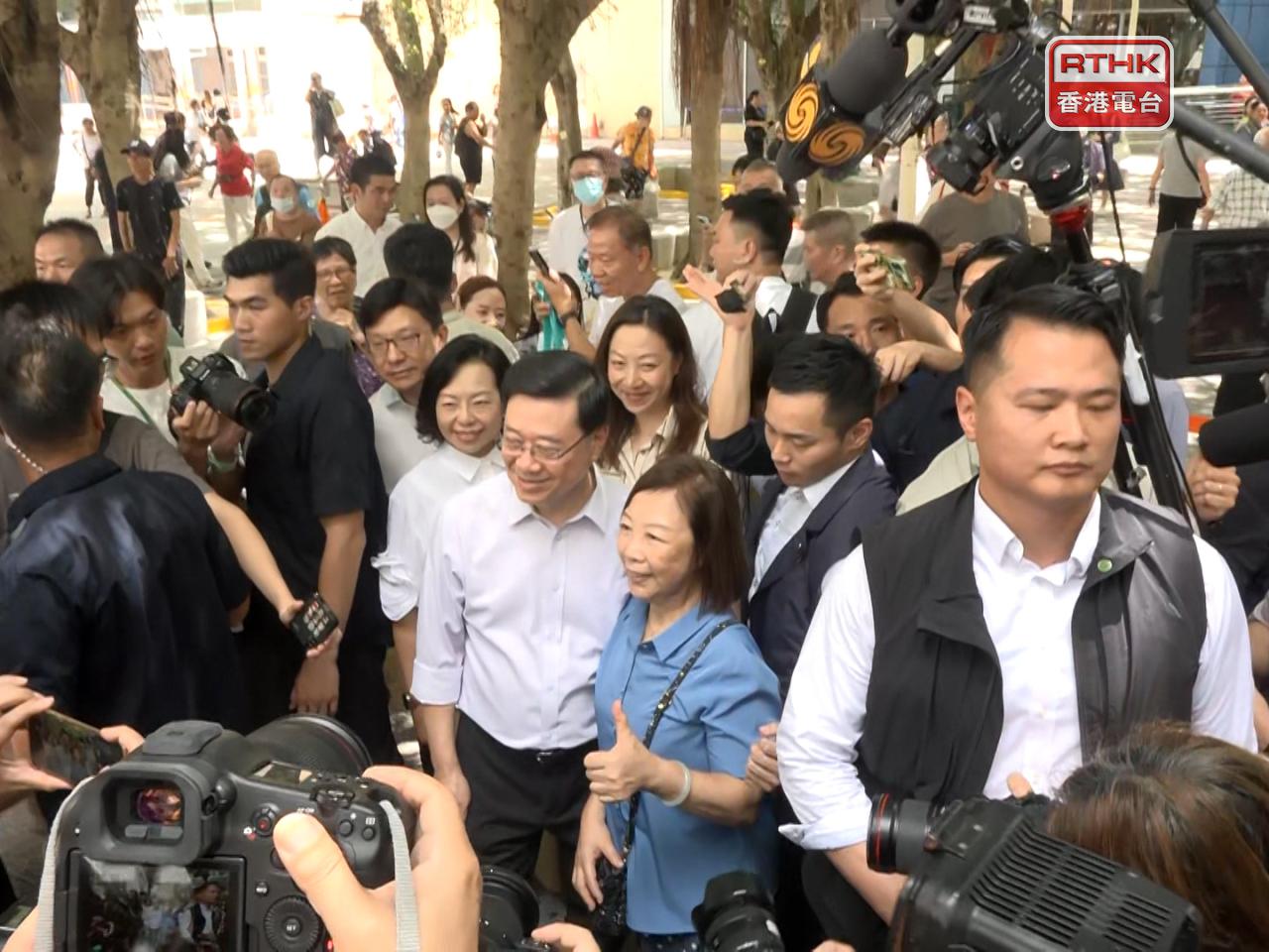 李家超今早繼續落區，到筲箕灣愛東邨視察。（梁禎祥攝）