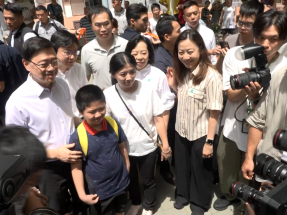 李家超視察筲箕灣愛東邨　與街坊握手傾談及了解區內情況