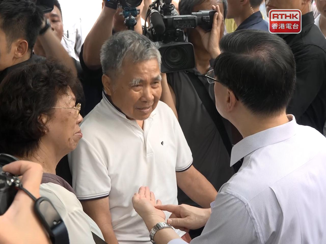 李家超落區，了解長者的生活。（梁禎祥攝）