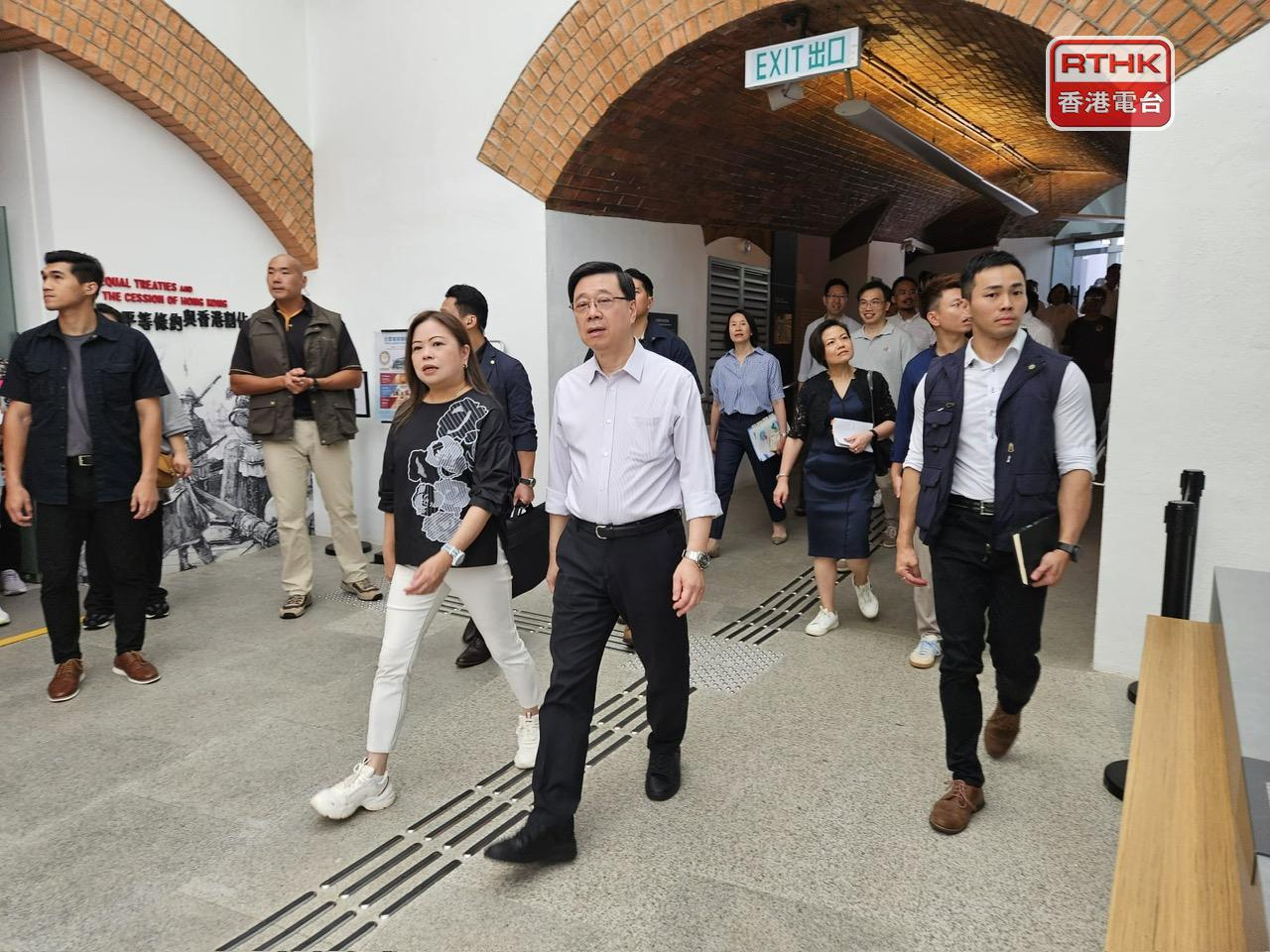 李家超中午到香港抗戰及海防博物館參觀。（陳曉慶攝）