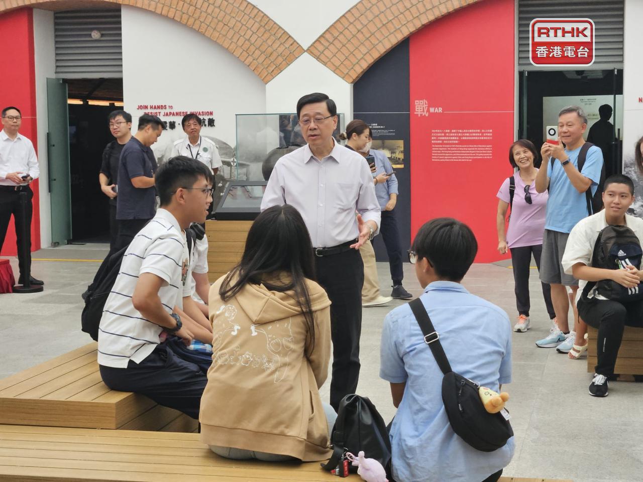 李家超與多名學生交流，講解抗戰歷史，了解他們的看法，並鼓勵他們要多了解歷史。（陳曉慶攝）