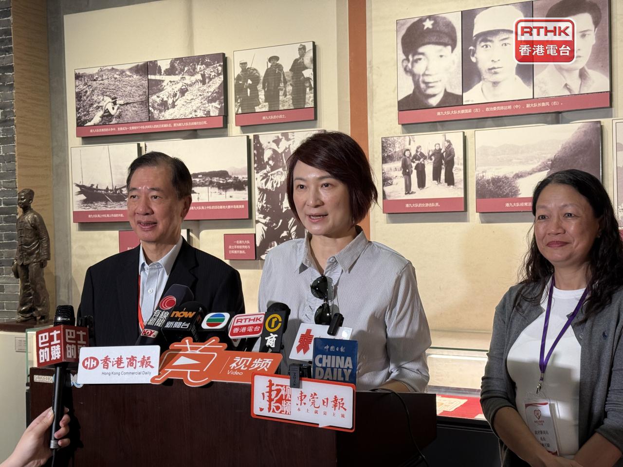 李慧琼（中）說，學習歷史並非延續仇恨，而是要提升能力為國家和香港未來共同奮鬥。（趙嘉駿攝）
