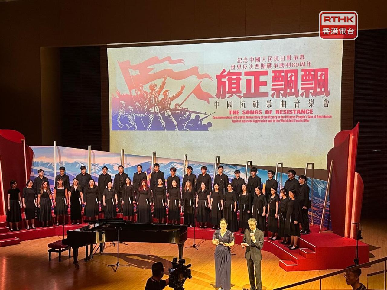 桃李之聲合唱團演繹《長恨歌》及《黃河大合唱》選段，浸會大學音樂學院兼任講師鄭學仁（前排右）深入解說抗戰文藝作品。（實習記者錢茵彤攝）