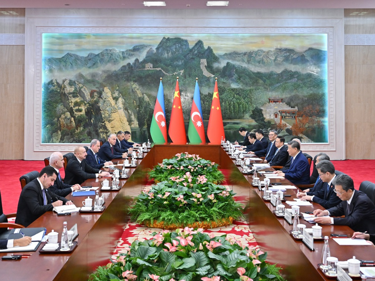 國家主席習近平今日在天津繼續會見來華出席峰會的國家領導人，包括阿塞拜疆總統阿利耶夫。（新華社）