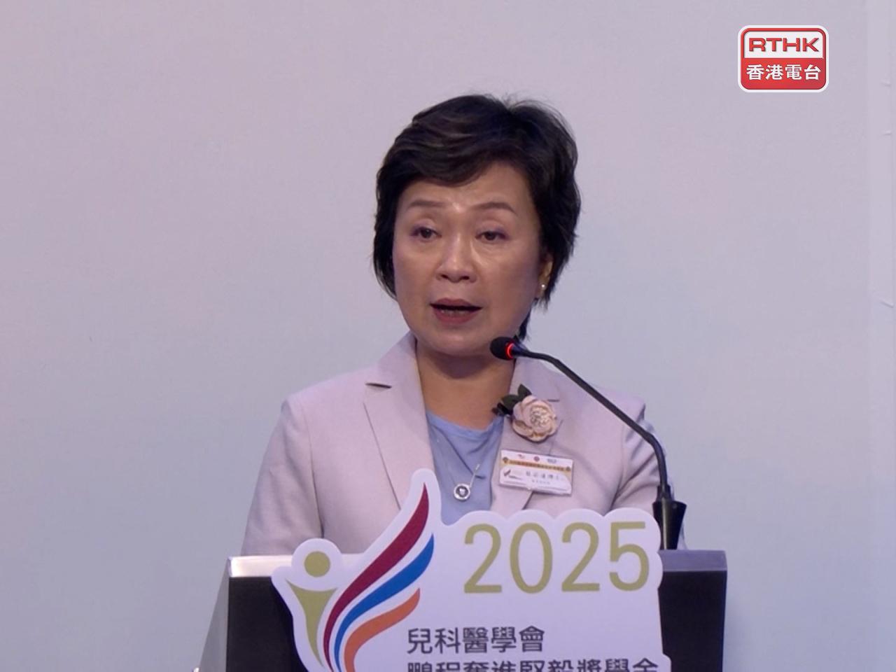 蔡若蓮鼓勵學校安排抗戰勝利80周年紀念活動，培養學生民族自豪感，傳承愛國精神。（梁禎祥攝）