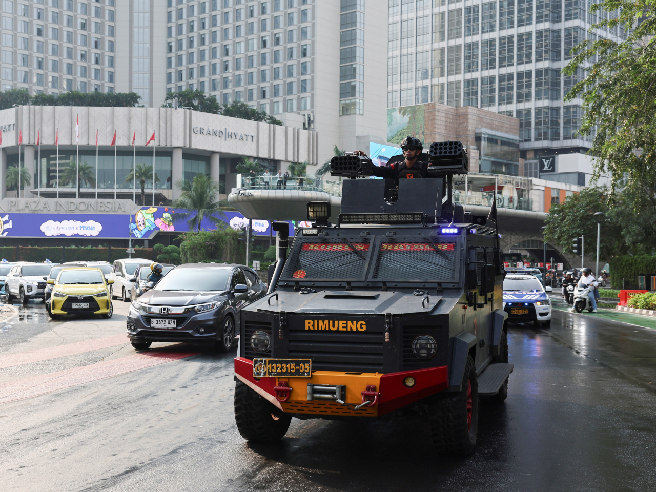 警方在首都雅加達部署裝甲車。（路透社）