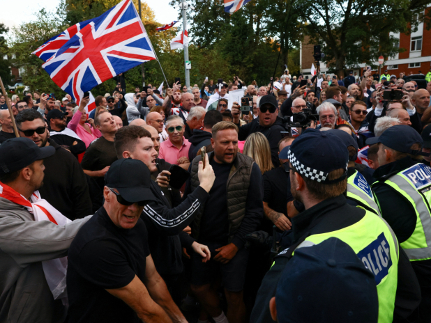 英国の亡命希望者ホテル以外の新鮮な抗議