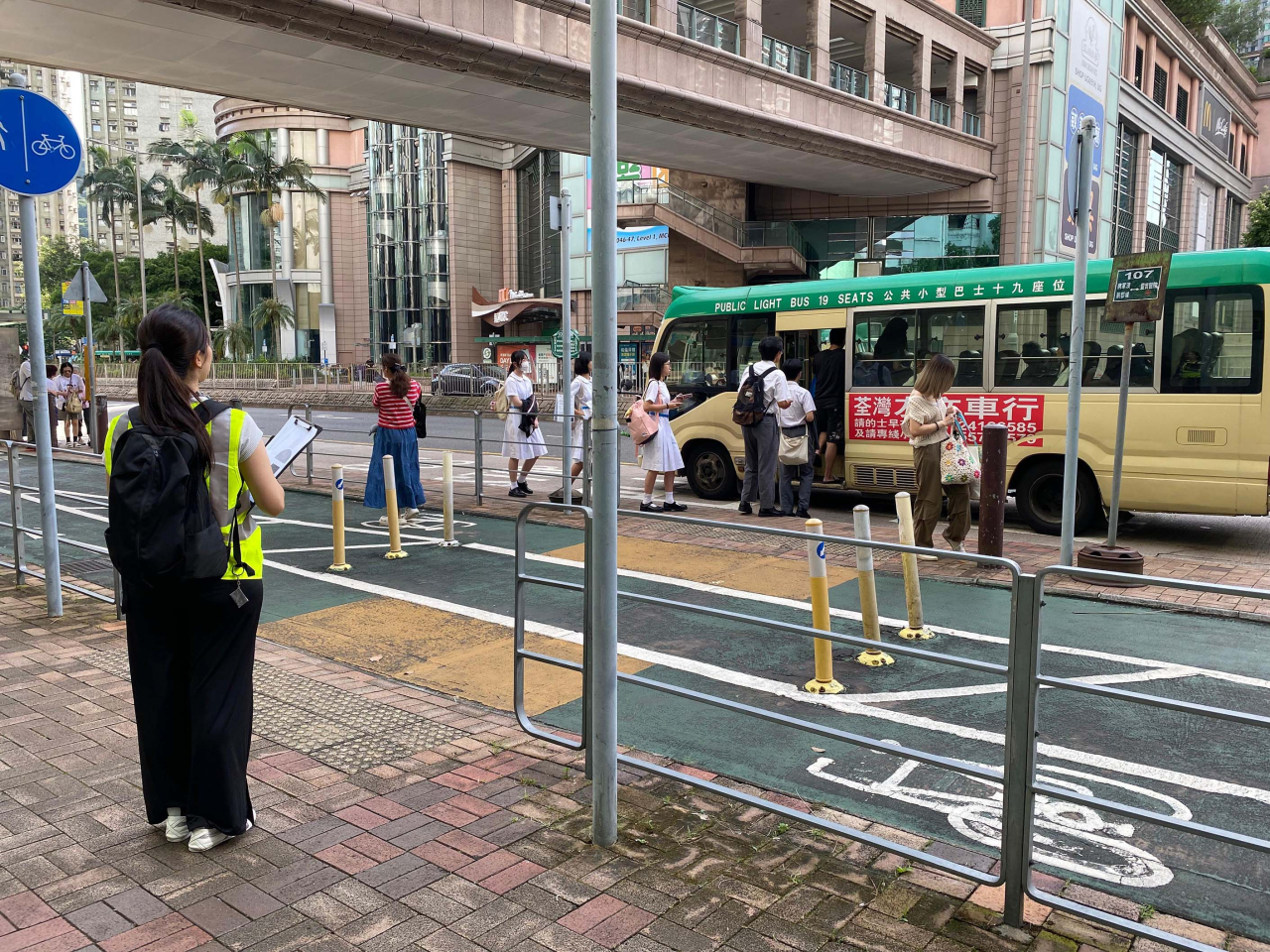 運輸署人員（左一）監察交通情況，實時向緊急事故交通協調中心匯報。（政府新聞處）