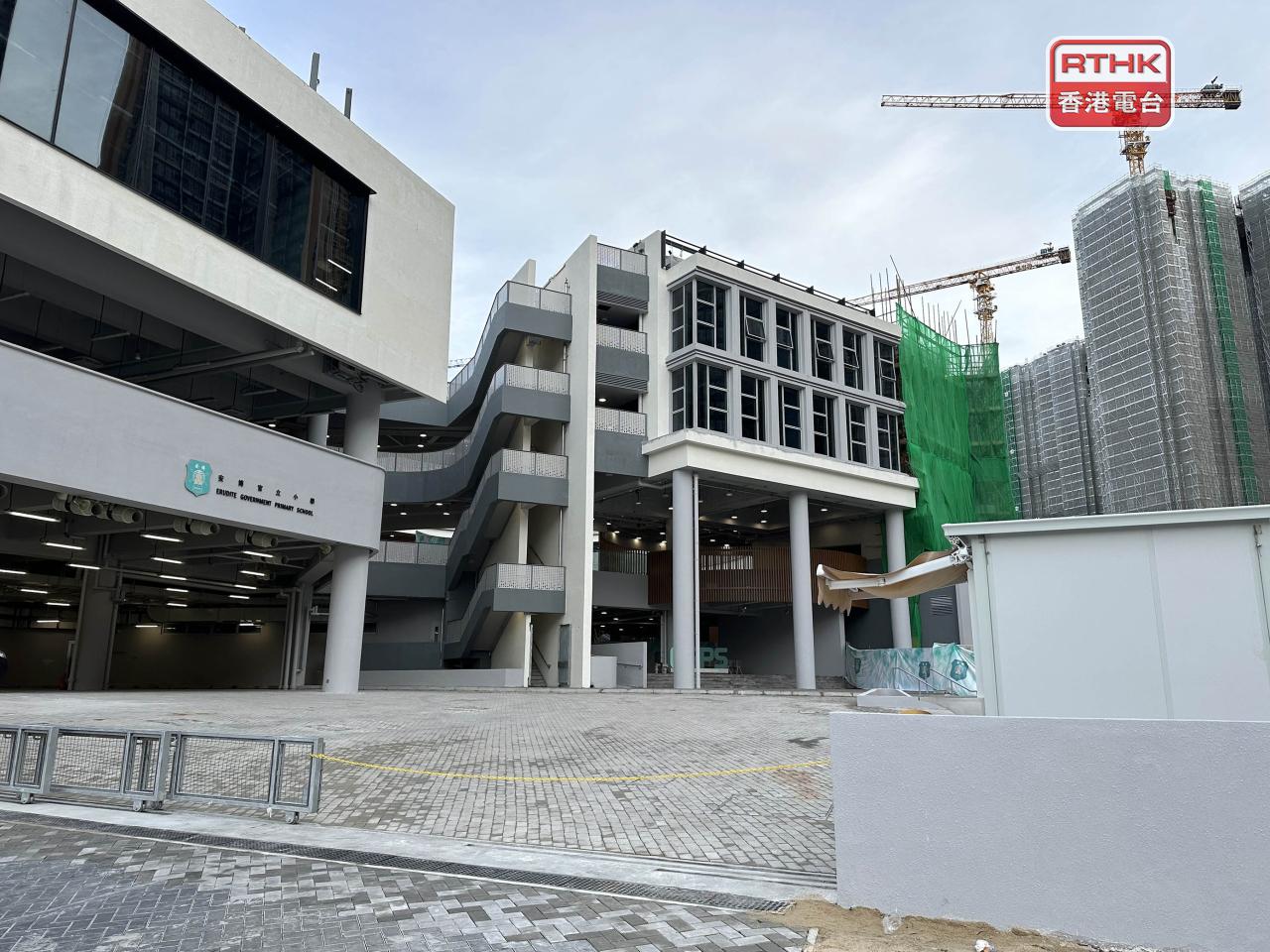 安博官立小學學校外牆、入口通道附近等設施，以及學校附近屋苑有工地工程。（實習記者錢茵彤攝）