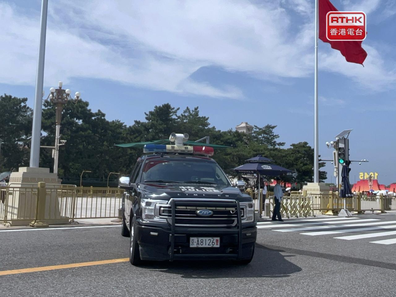 臨近閱兵，北京市面安排已準備就緒，天安門廣場附近亦加強保安。（鄧穎琳攝）