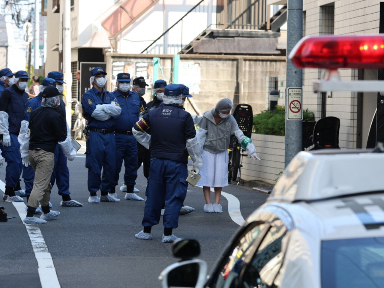 大批警員到懷疑遇襲女子被發現倒臥的地點調查。（法新社）