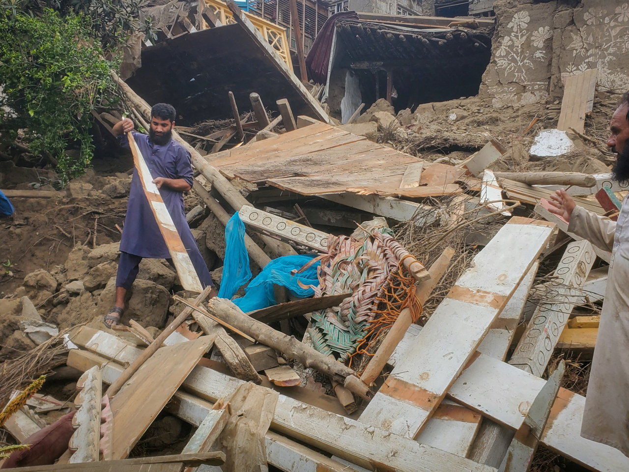 阿富汗東部的6級地震，增加至超過800人遇難，大約2800人受傷。（路透社）