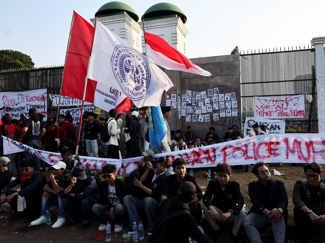 University students gather outside the Indonesian parliament building in Jakarta. Photo: Reuters