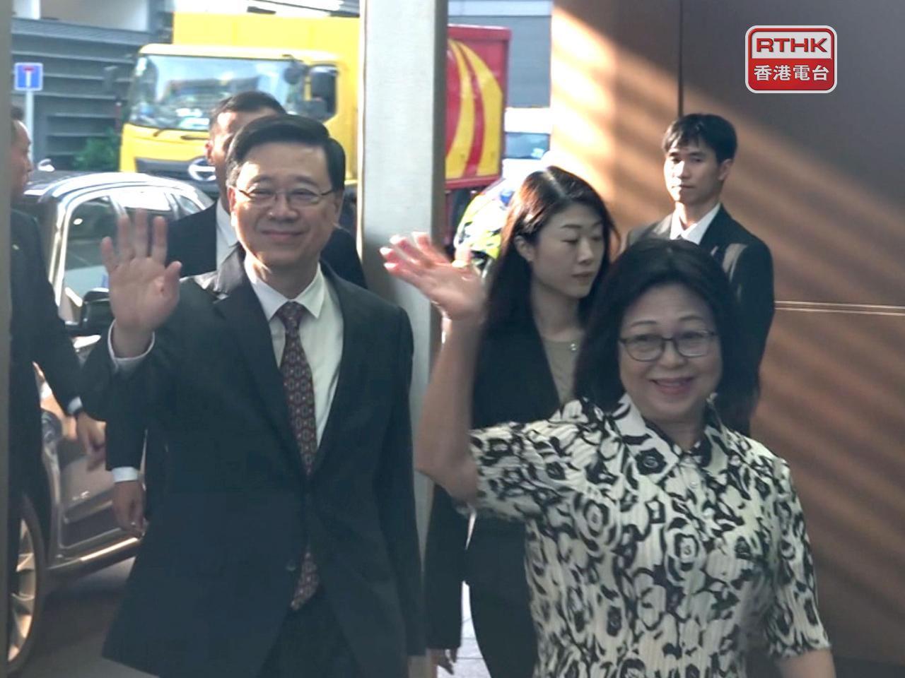 李家超與太太早上出發前往北京。（劉澤浩攝）