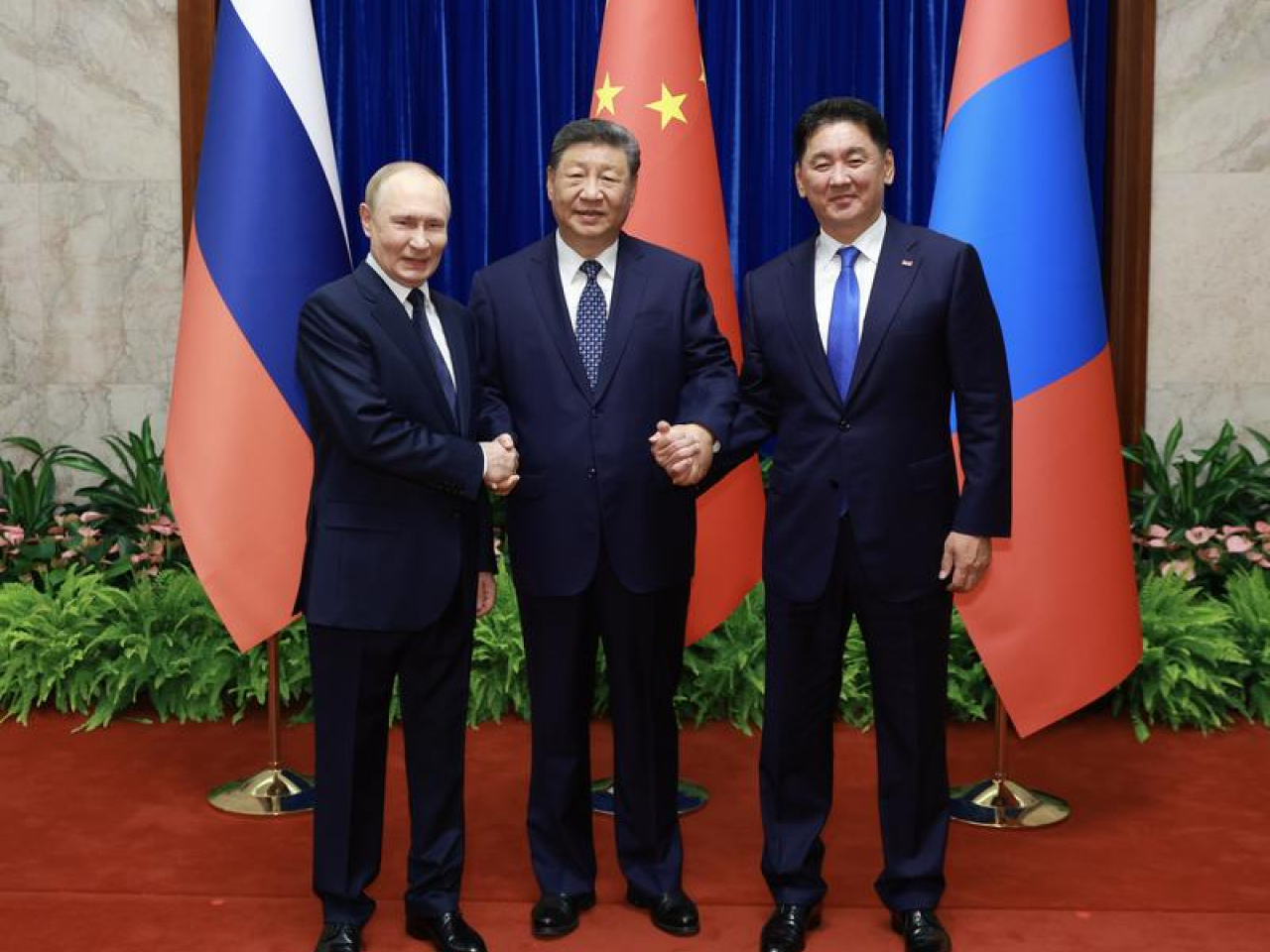 國家主席習近平同俄羅斯總統普京、蒙古總統呼日勒蘇赫在北京人民大會堂舉行中俄蒙三國元首會晤。（新華社）