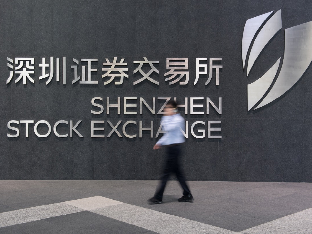 深證成指最多曾跌近3%，收市報12553點，跌275點，跌幅2.14%。（新華社資料圖片）