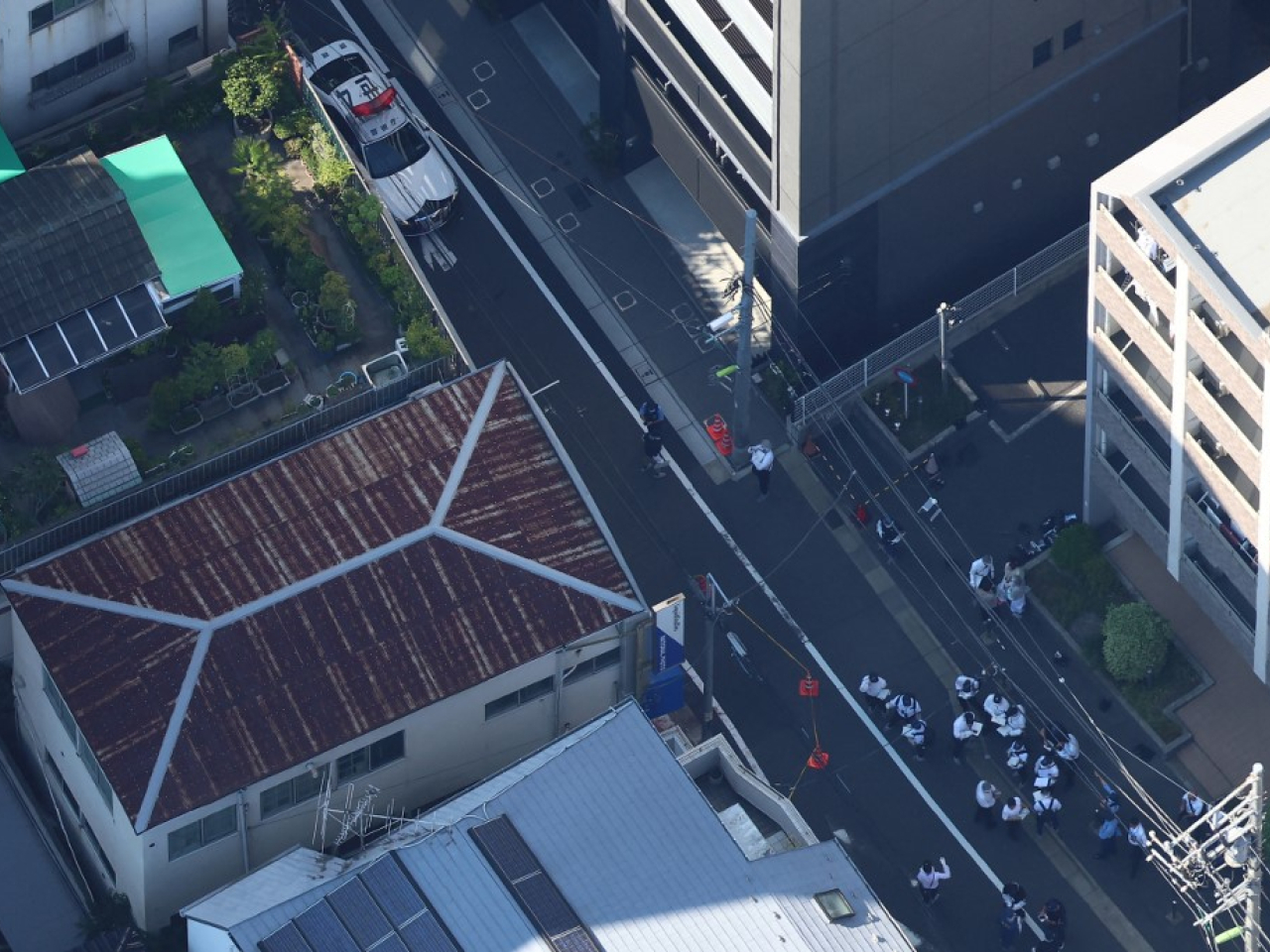 一名南韓女子昨日被發現倒臥在東京世田谷區一個住宅區的街道上，大批警員到場調查。（法新社）