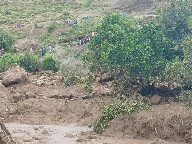 地滑りはスーダン村を平らにし、1,000人以上を殺します