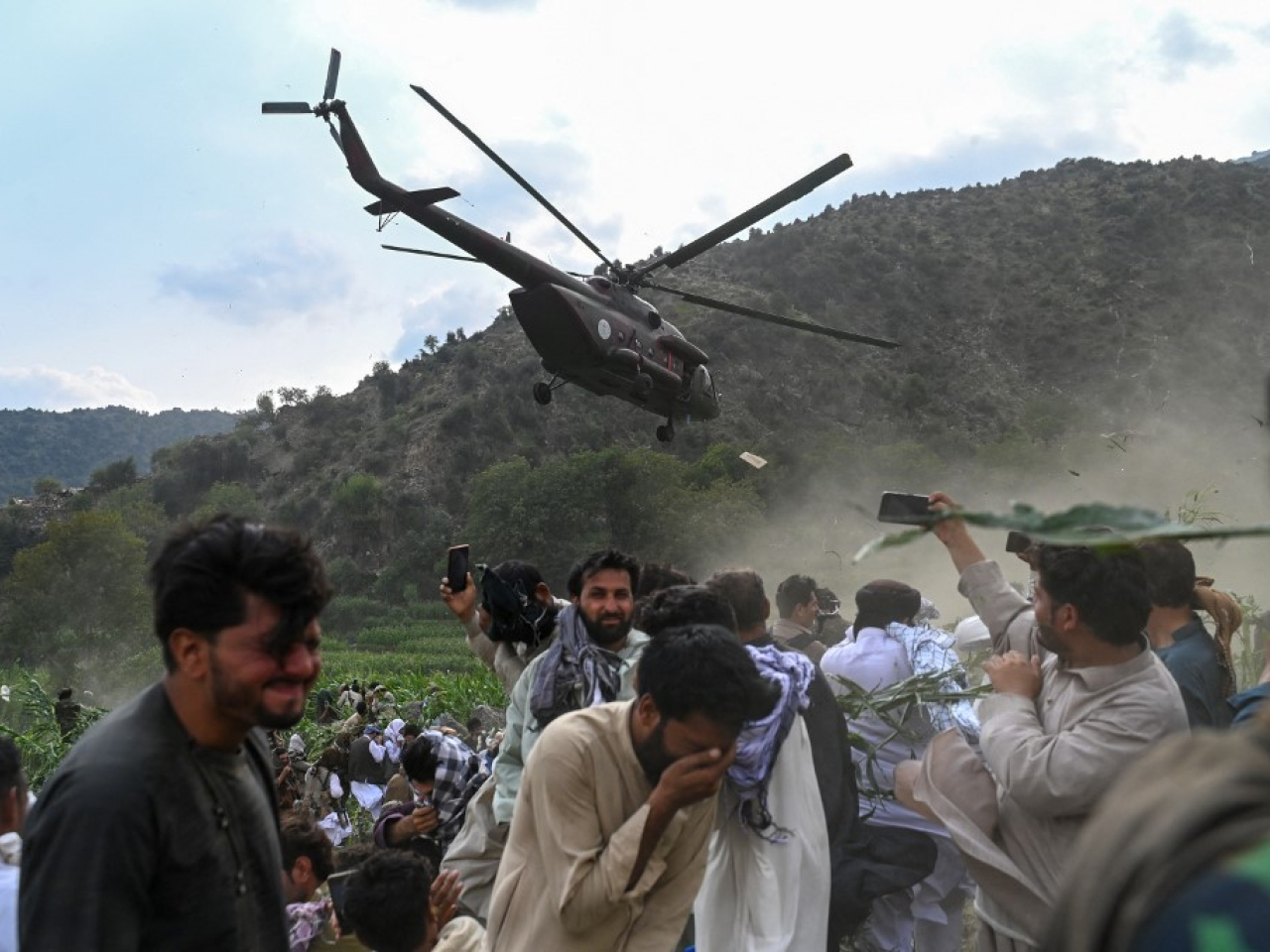 A military helicopter airlifts injured Afghans after earthquakes at Mazar Dara village in Kunar province. Photo: AFP