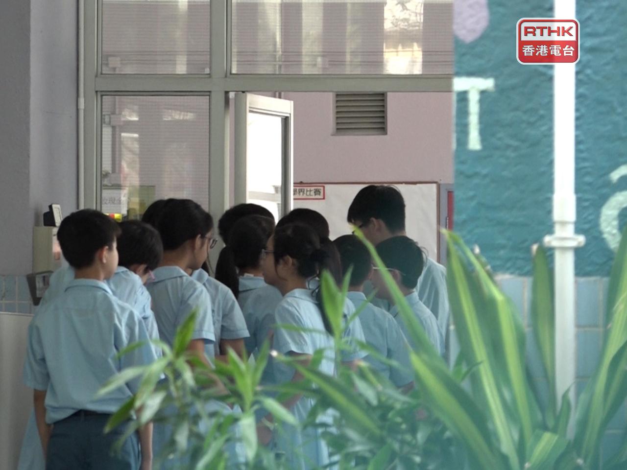《學校行政手冊》提及學校安排學生參與外間組織或人士安排的活動，必須全面審視有關活動性質、背景、形式、安全性、服務提供者、合作人士、獲邀嘉賓、獲邀表演者的身份和背景等，確保活動能配合學習宗旨。（港台圖片）