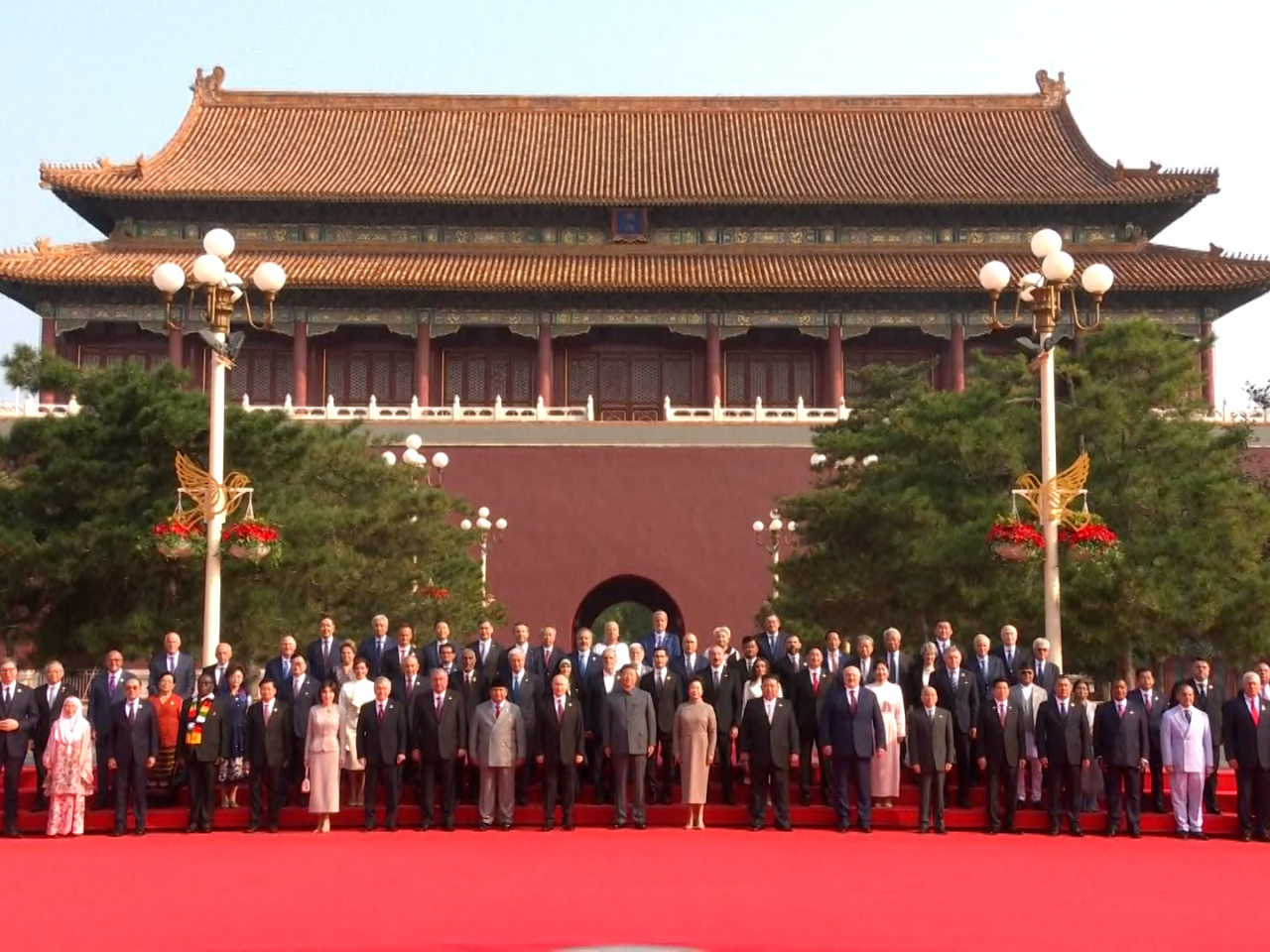 習近平與夫人彭麗媛與外國國家元首大合照。