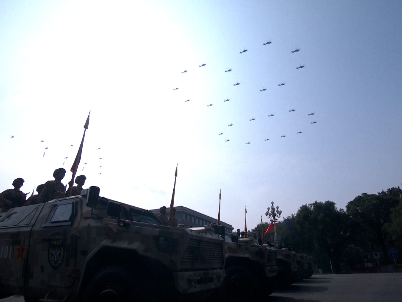 空中護旗梯隊組成「80」字樣陣式。