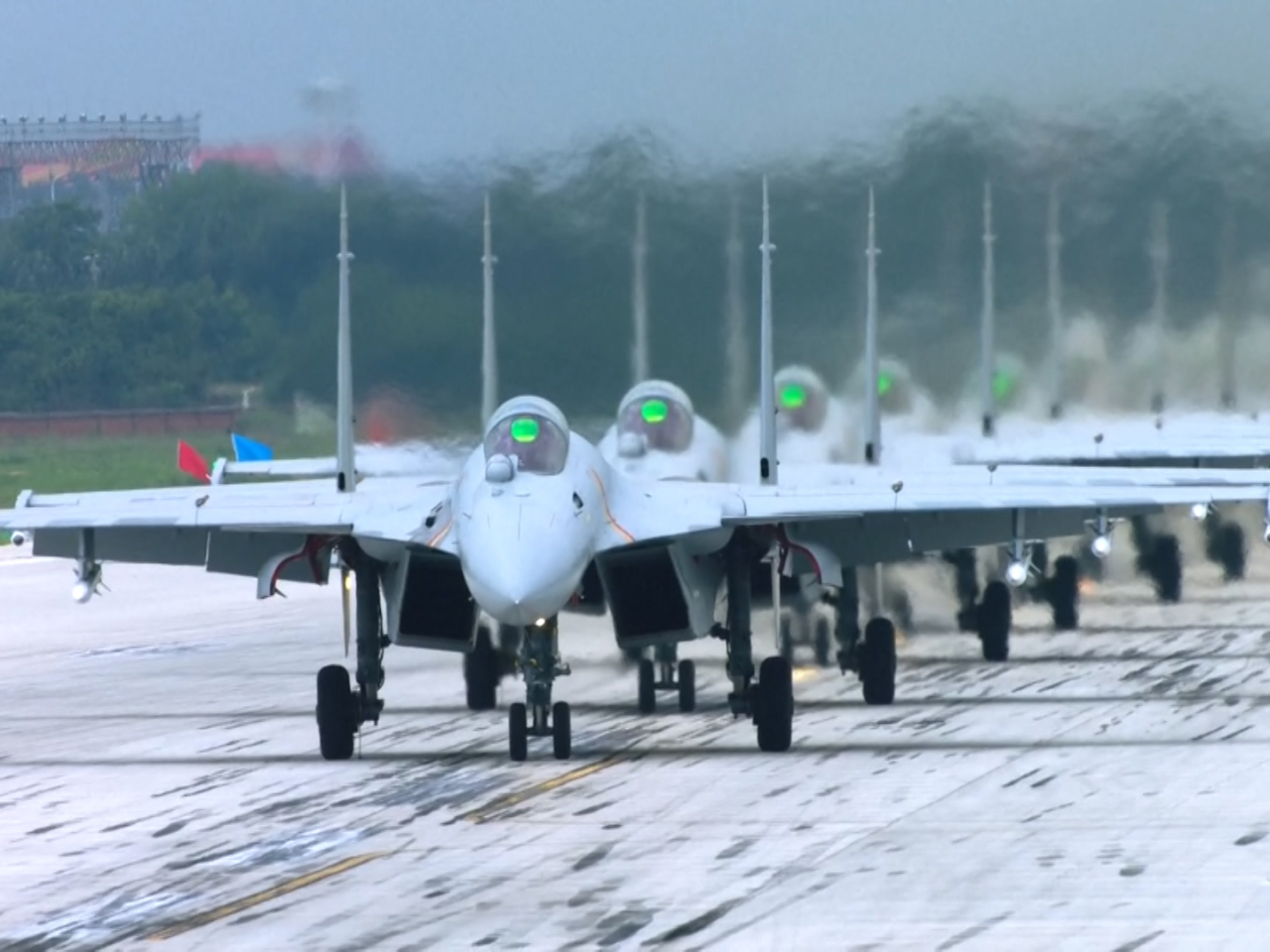 期間多架新型戰鬥機亮相。