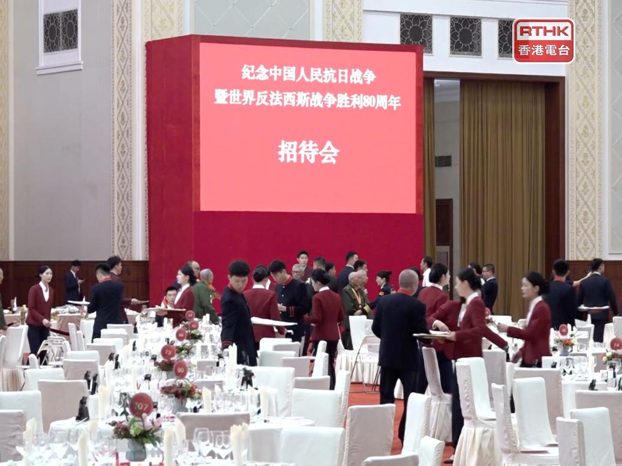 招待會現場設有80周年的佈置，現場有逾140桌，每桌約坐8人。（施華駿攝）