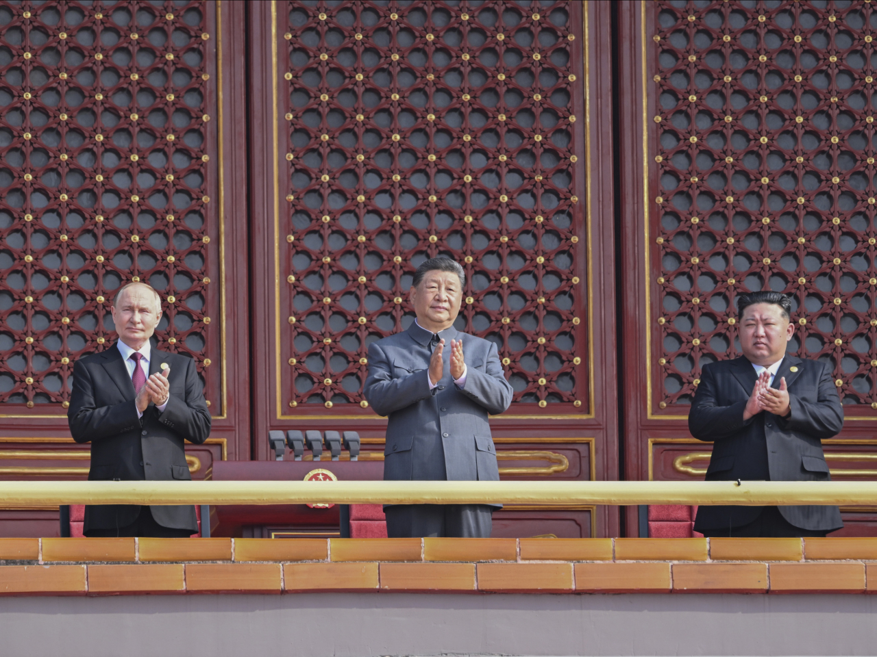 習近平、普京及金正恩等在天安門城樓上。（新華社）