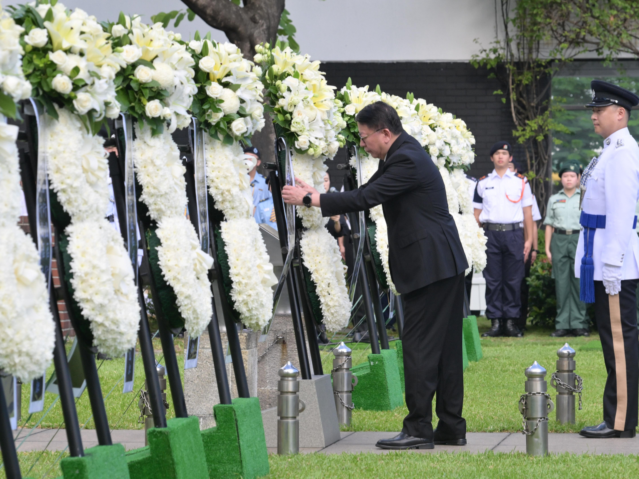 陳國基在香港大會堂紀念花園出席中國人民抗日戰爭暨世界反法西斯戰爭勝利80周年紀念儀式。（政府新聞處）