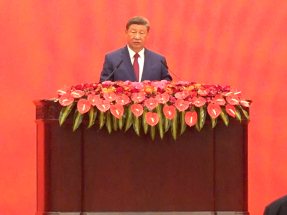 President Xi welcomes guests at anniversary reception
