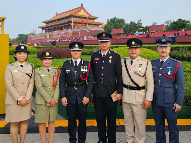 抗戰勝利80周年|周一鳴現場觀看閱兵感振奮 稱警隊維護好國安 - 新浪香港