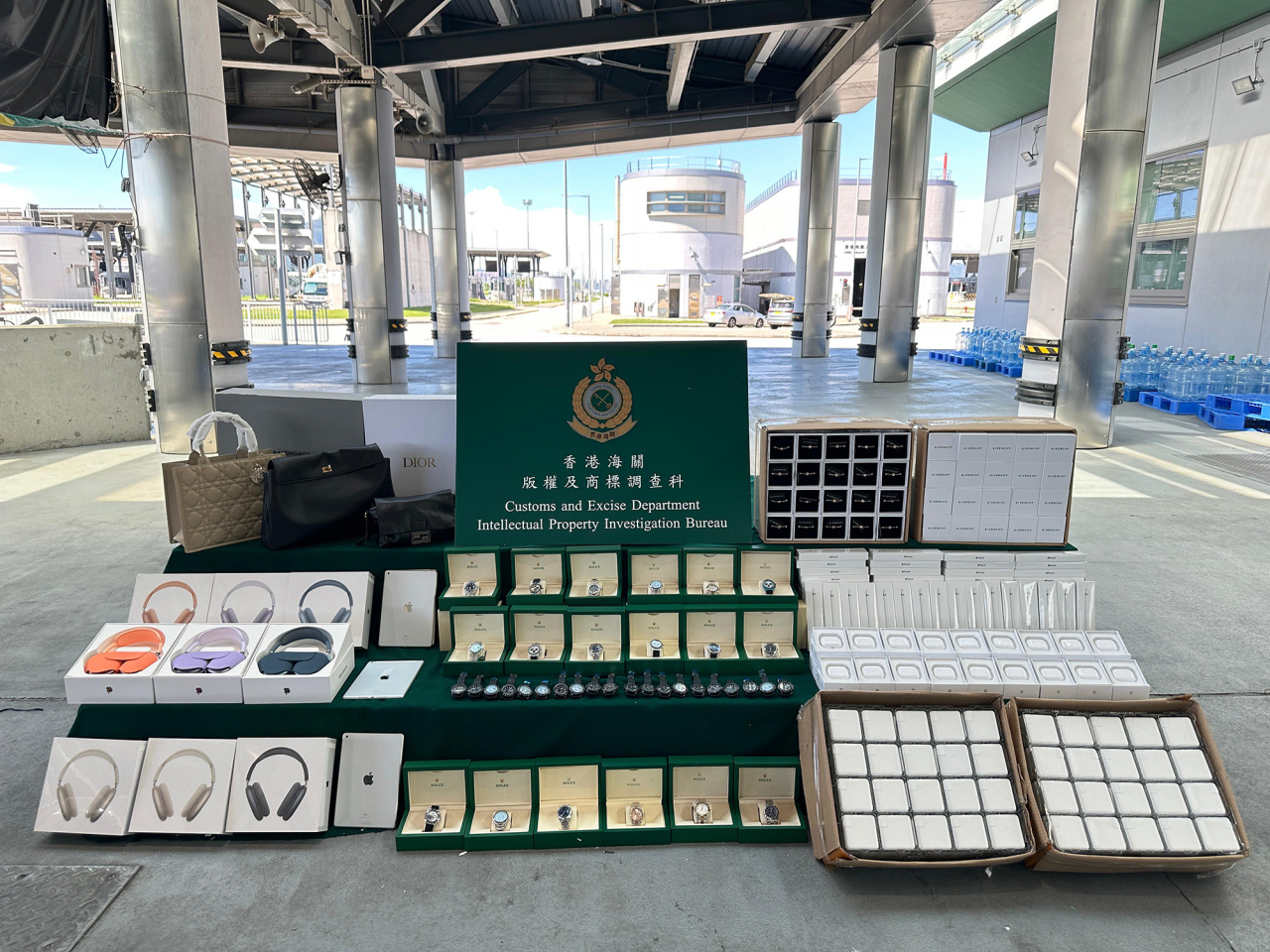 海關在港珠澳大橋香港口岸檢獲約14000件懷疑冒牌貨物。（政府新聞處）