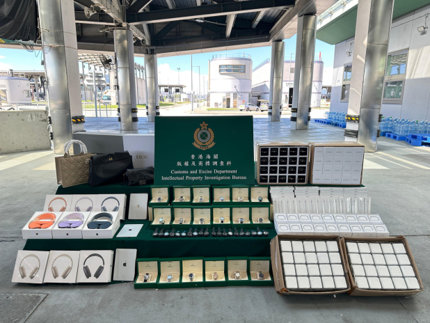 海關在港珠澳大橋香港口岸檢獲約14000件懷疑冒牌貨物。（政府新聞處）