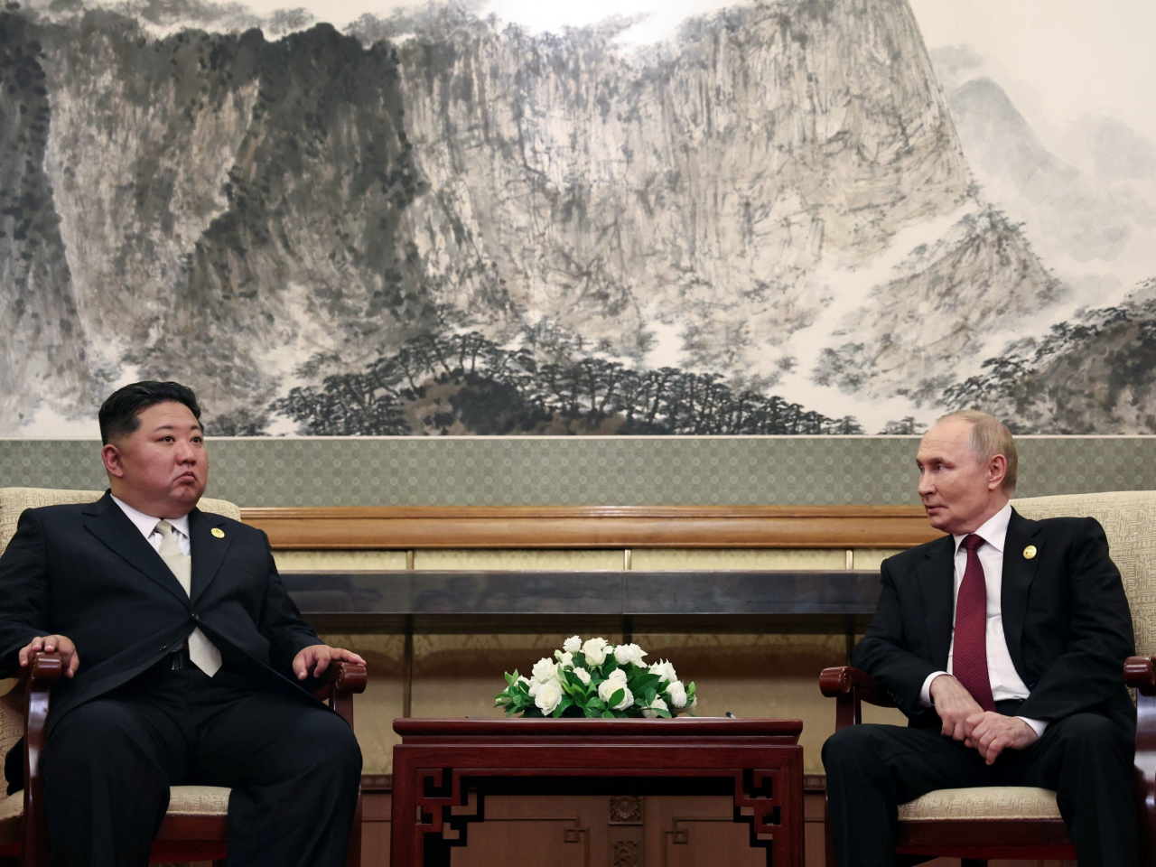 金正恩與普京在北京舉行雙邊會談。（路透社）