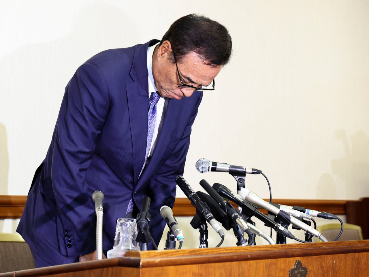 三得利前董事長新浪剛史在記者會就涉嫌進口含大麻成分保健品事件道歉。(路透社)