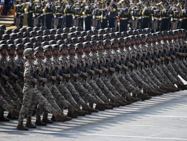 預備役部隊方隊接受檢閱。(新華社)