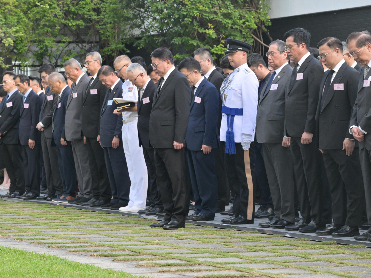 陳國基、政府高層官員及各界人士出席在香港大會堂紀念花園舉行的官方儀式，紀念中國人民抗日戰爭暨世界反法西斯戰爭勝利80周年。（政府新聞處）