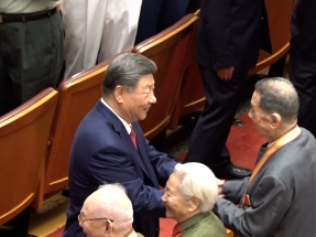 抗戰勝利80周年｜習近平與文藝晚會參與者握手　李家超等出席