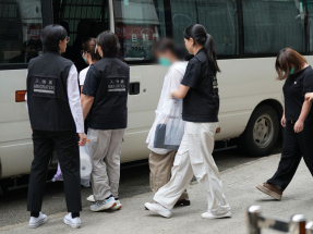 10 arrested for illegal photography, makeup services